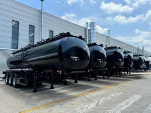A batch of SINOHENG oil tank semi-trailers is ready to roll off the production line.