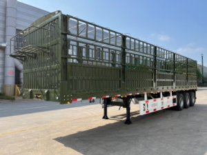 The SINOHENG 3-axle cage semi-trailer is ready to roll off the production line.